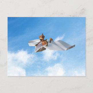 Carte Postale Un elfe de maïs vole sur une hirondelle de papier