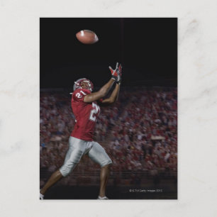Carte Postale Un footballeur masculin attrape le football