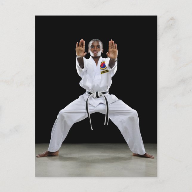 Carte Postale Un garçon (15 ans) dans un Karate Uniform avec (Devant)
