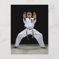 Un garçon (15 ans) dans un Karate Uniform avec