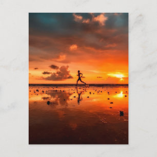 Carte Postale Un homme court sur la plage au coucher du soleil