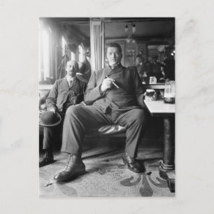 Carte Postale Un homme géant boit une bière, 1910