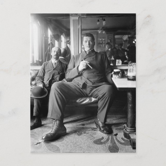 Carte Postale Un homme géant boit une bière, 1910 (Devant)