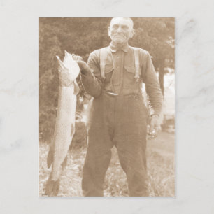 Carte Postale Un homme photographique ancien tenant un gros pois