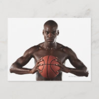 Un homme s'accroche au basket-ball