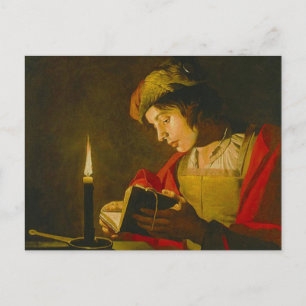 Carte Postale Un jeune homme qui lit aux chandelles