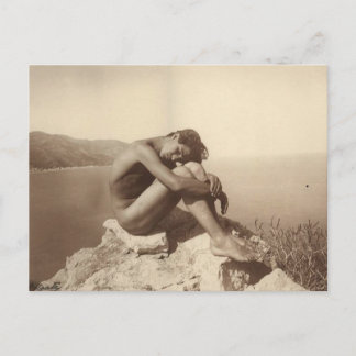 Carte Postale Un jeune homme sur le rocher