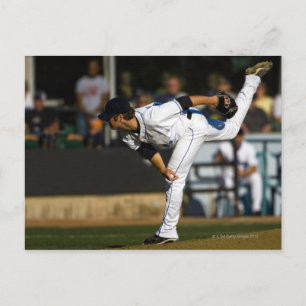 Carte Postale Un joueur de baseball lançant la balle
