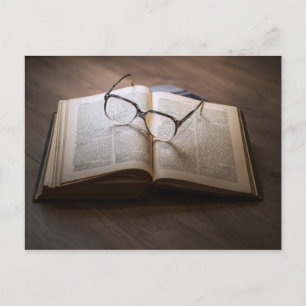 Carte Postale Un livre, une paire de lunettes