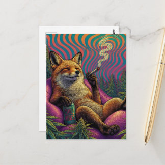 Carte Postale Un renard roux détendu dans un champ de mauvaises 