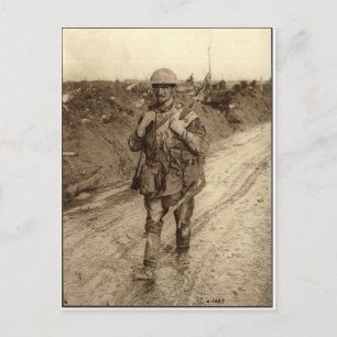 Carte Postale Un soldat canadien Tommy couvert de boue qui revie