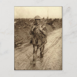 Carte Postale Un soldat canadien Tommy couvert de boue qui revie