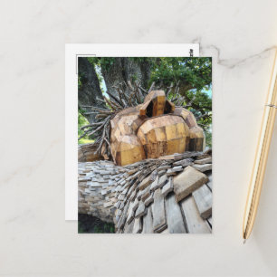 Carte Postale Un troll dort sous un arbre protégeant la nature