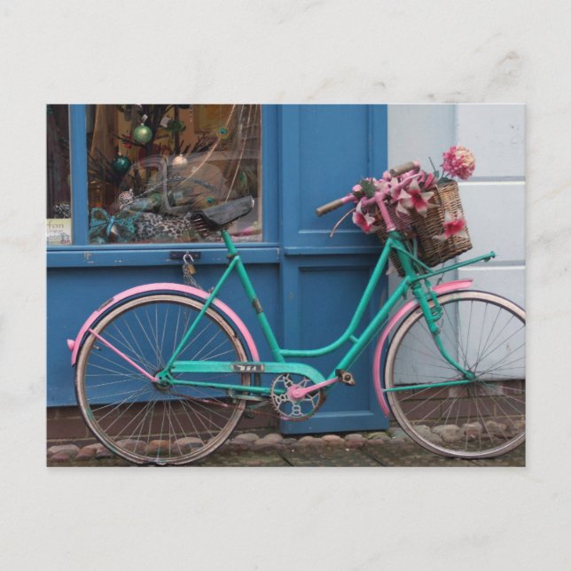 Carte Postale Un vélo rose avec panier en osier et fleurs (Devant)