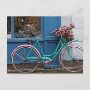 Carte Postale Un vélo rose avec panier en osier et fleurs