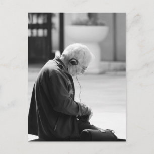 Carte Postale Un vieil homme écoute de la musique