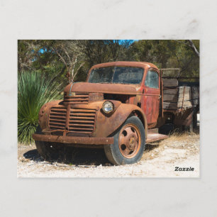 Carte Postale Un vieux camion rouillé abandonné dans l'arrière-p