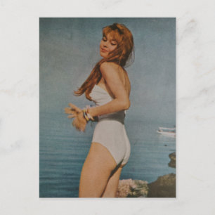 Carte Postale Une belle femme sur la plage en 1957
