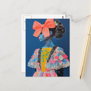 Carte Postale Une dame colorée avec un grand nœud sur fond bleu