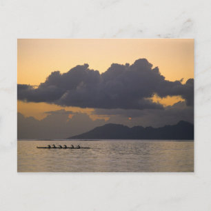 Carte Postale Une équipe de canoë-kayak se pratique au large de 