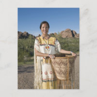 Une femme amérindienne en tenue traditionnelle