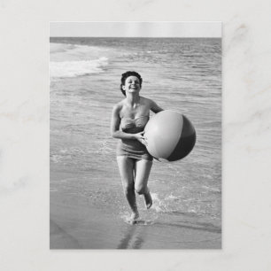 Carte Postale Une femme avec un Beach Ball