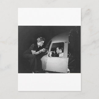 Carte Postale Une femme convoite à bord d'un aéronef