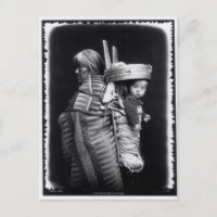 Une femme de Navaho portant un papoose sur le dos