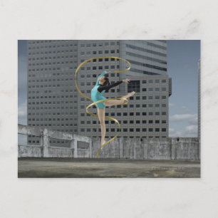 Carte Postale Une femme gymnaste en plein air sur le toit sautan