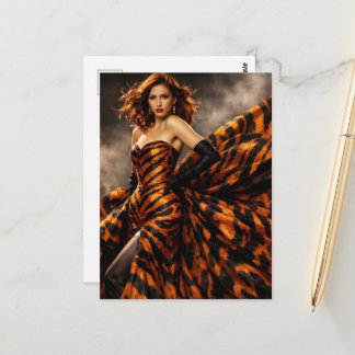Carte Postale Une femme magnifique en robe à imprimé tigre
