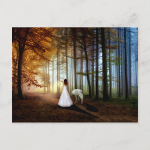 Carte Postale Une femme marche avec un loup