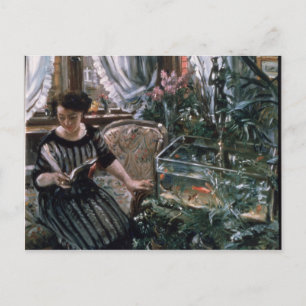 Carte Postale Une femme qui lit près d'un réservoir de poisson d