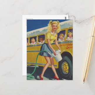 Carte Postale Une femme rétro qui lave un bus scolaire jaune