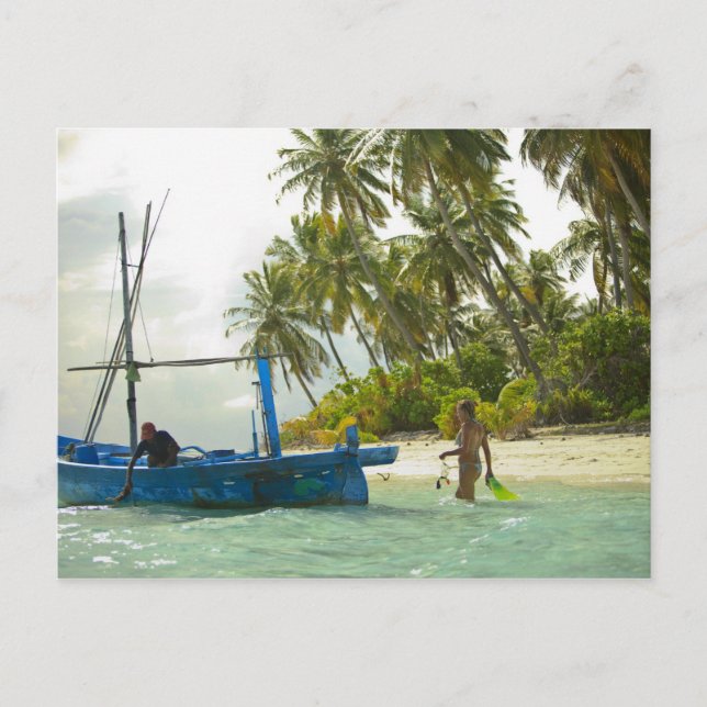 Carte Postale Une femme sur un petit bateau de pêche traditionne (Devant)