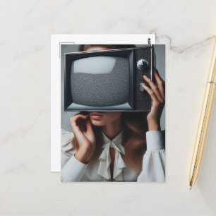 Carte Postale Une femme vintage à la télé devant son visage