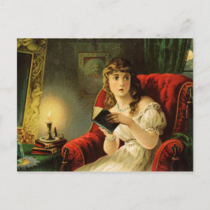 Carte Postale Une jeune femme qui lit aux chandelles est effrayé