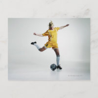 Une joueuse de football féminine se préparant à do