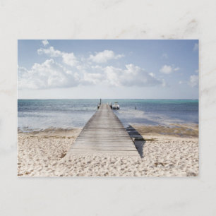 Carte Postale Une longue jetée avec un bateau au bout s'étire