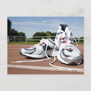 Carte Postale Une paire de nouveaux entraîneurs blancs sont plac