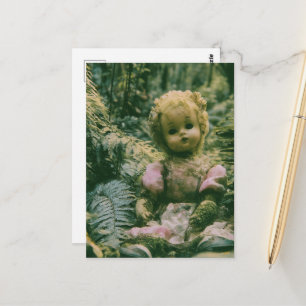 Carte Postale Une poupée abandonnée dans la forêt