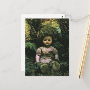 Carte Postale Une poupée abandonnée effrayante dans la forêt