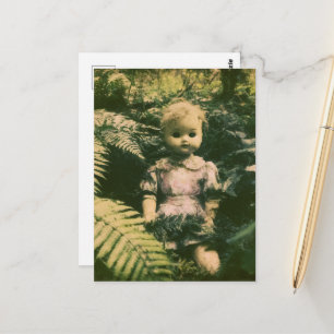 Carte Postale Une poupée effrayante abandonnée dans la forêt