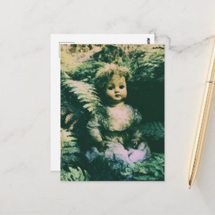 Carte Postale Une poupée mignonne et effrayante abandonnée dans