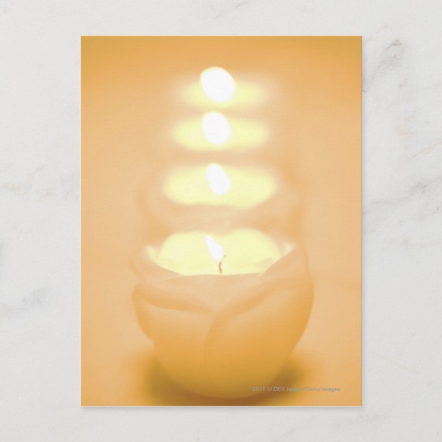 Carte Postale Une rangée de bougies éclairées (Devant)