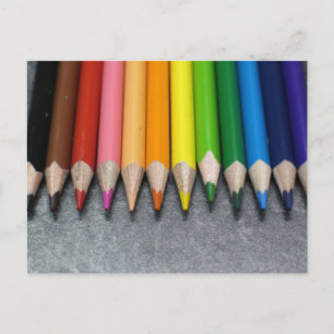 Carte Postale Une rangée de crayons colorés.