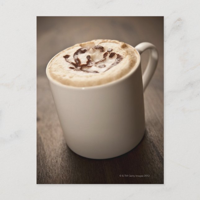 Carte Postale Une tasse de café Cappuccino surmontée d'une pâte  (Devant)
