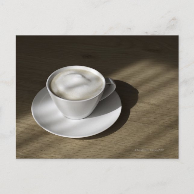 Carte Postale Une tasse de cappuccino est posée sur un chêne (Devant)