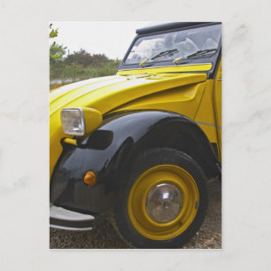 Carte Postale Une vieille Citroen 2CV 2 CV noire et jaune,