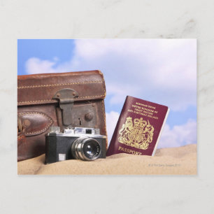 Carte Postale Une vieille valise en cuir, une caméra rétro et
