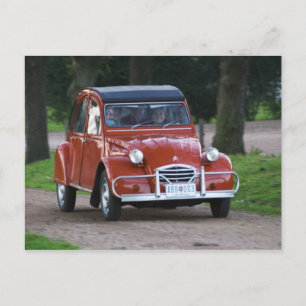 Carte Postale Une vieille voiture Citroen 2CV rouge avec une fem